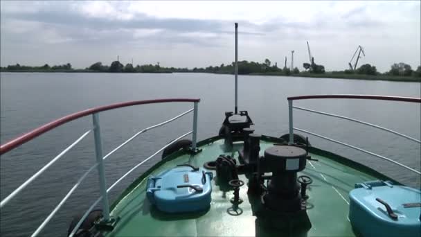 Πλωτήρες βάρκα στον ποταμό — Αρχείο Βίντεο