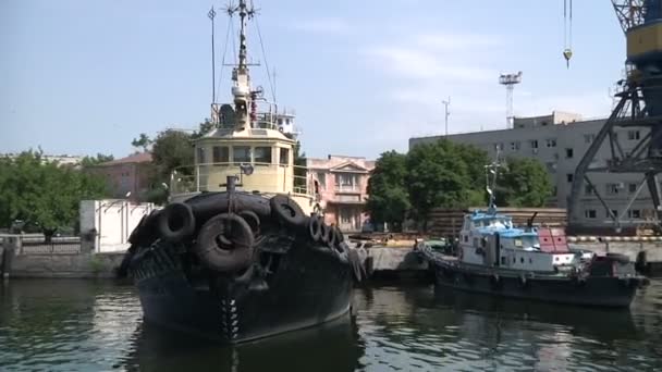 Hajók a tengeri kikötő közelében — Stock videók