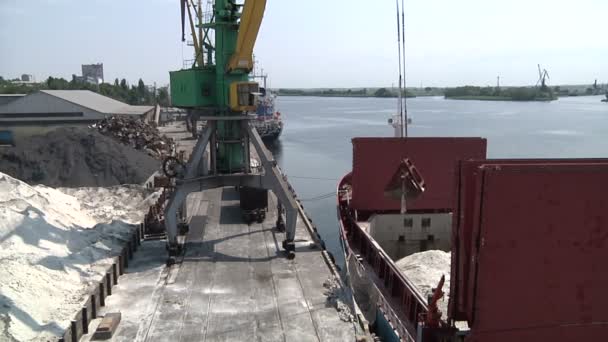 Chargement de sable dans le port — Video