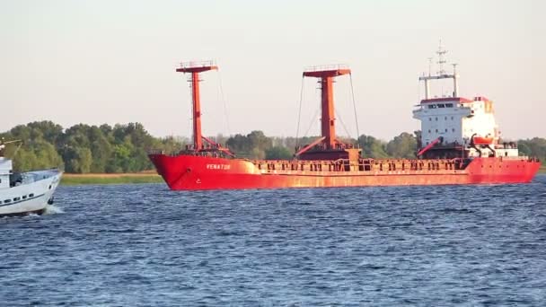 Barco rojo grande — Vídeos de Stock