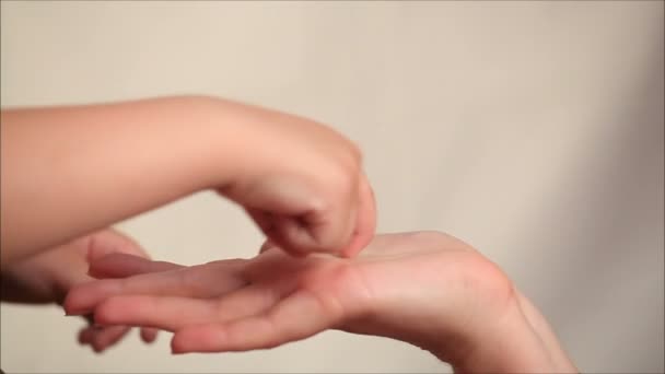 Mãe e filho de mãos dadas — Vídeo de Stock