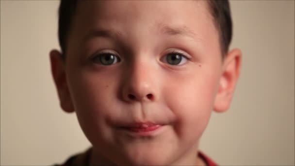 Niño pequeño sobre un fondo blanco — Vídeo de stock