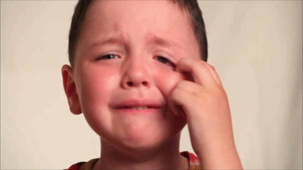 Pequeño niño llorando — Vídeo de stock