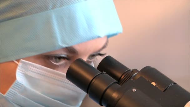 Ученый изучает микроскоп — стоковое видео