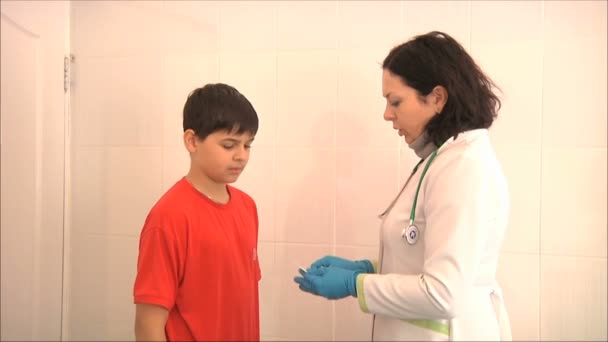 Pediatrician sees with a mouth of teen — Stock Video