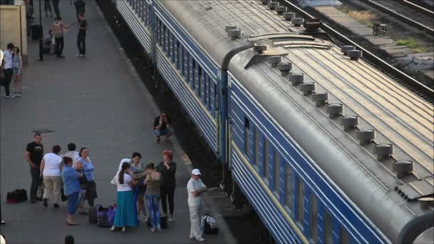 Train au quai de la gare — Video