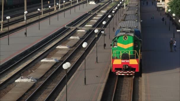 Vlak přijíždí na nádraží — Stock video