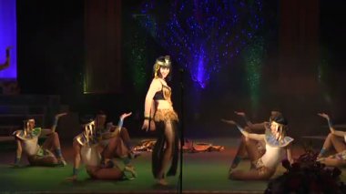 İnsanlar konserde dans ediyor.