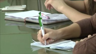 İş görüşmesi üzerinde oturan insanlar