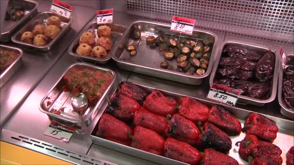 Τιμές στα τρόφιμα σε σουπερμάρκετ — Αρχείο Βίντεο