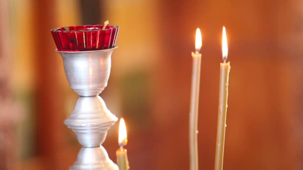 Kaarsen branden in kerk — Stockvideo