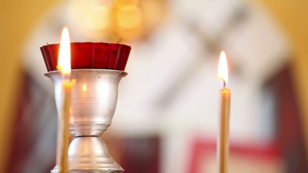Kaarsen branden in kerk — Stockvideo