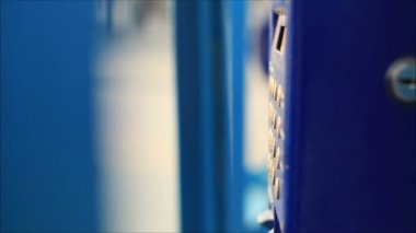 adam telefon numarasýný çevirir