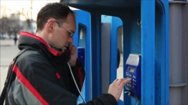 adam telefon numarasýný çevirir