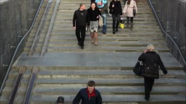 İnsanlar yeraltı geçidi