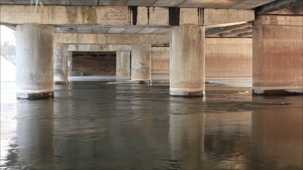 Support de pont avec eau 