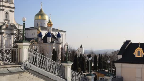 人走在 Pochayiv 修道院 — 图库视频影像