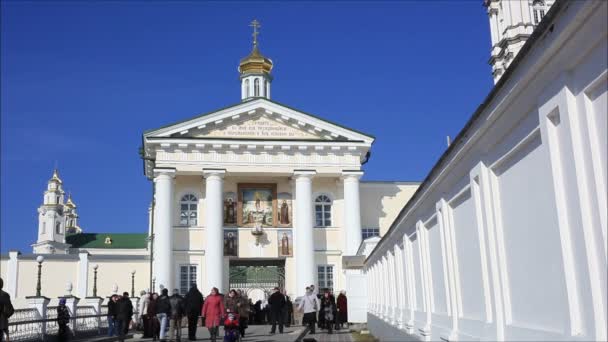 Människor som vandrar i Pochayiv Lavra — Stockvideo