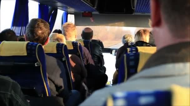 Mensen reizen In de Bus — Stockvideo