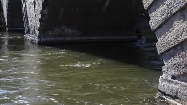 Brückenstützen mit Wasser — Stockvideo
