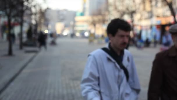İnsanlar yürüyen ana cadde — Stok video