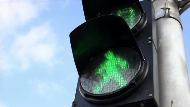 Luz verde para peatones — Vídeo de stock