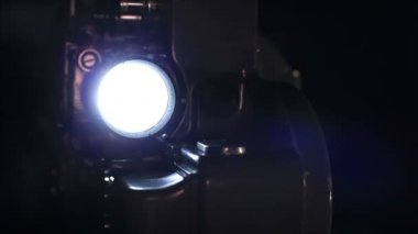 bir projektör filmde çalışma