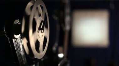 bir projektör filmde çalışma