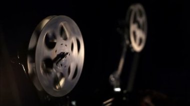 bir projektör filmde çalışma