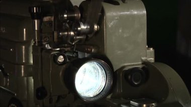 bir projektör filmde çalışma