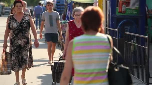 Mensen die op straat lopen — Stockvideo