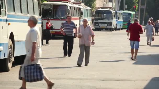 Les gens marchant dans la rue — Video