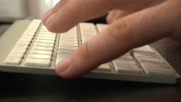 Homme tapant sur le clavier — Video