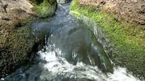 Water in de rivier berg — Stockvideo