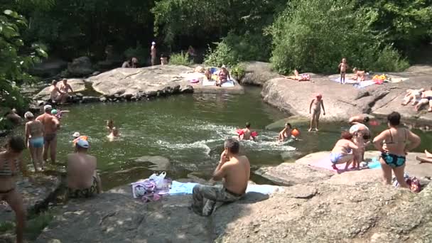 La gente flota en el río — Vídeos de Stock