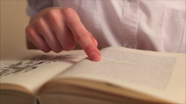 Man Reading Bíblia — Vídeo de Stock