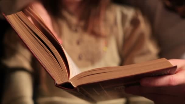 Mujer leyendo la Biblia — Vídeo de stock