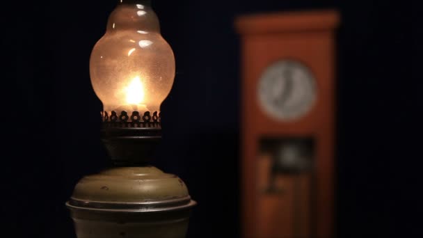 Homme brûler lampe au kérosène 