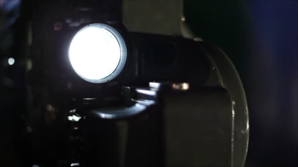 Werken film in een projector — Stockvideo
