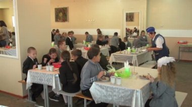 Öğrenciler yemek odasında