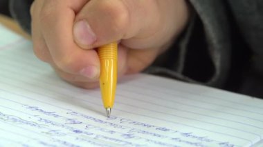 Küçük çocuk yazıyor.