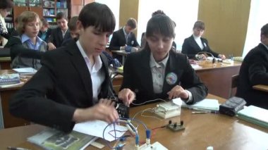 Kimya dersinde öğrenciler