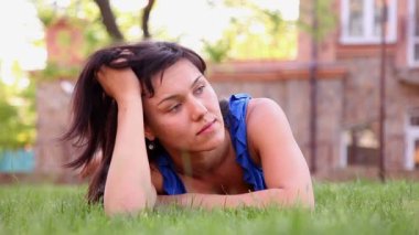 Kız çim üzerinde yalan