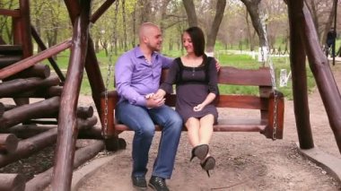 Sevgi dolu çift bir salıncağa binmek