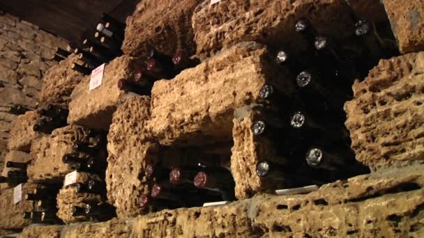 Empilés bouteilles de vin dans la cave — Video