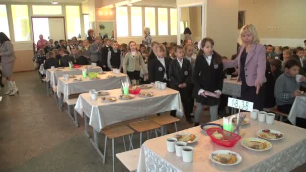 Leerlingen In de eetkamer — Stockvideo