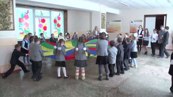 Niños jugando en los pasillos escolares — Vídeos de Stock