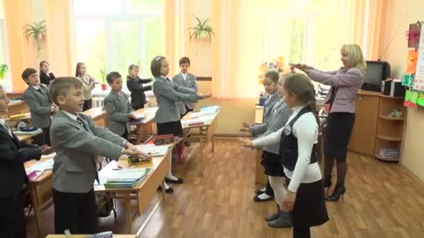 Ученики делают упражнения в классе — стоковое видео
