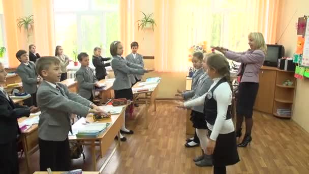 Alunos fazem exercícios em sala de aula — Vídeo de Stock