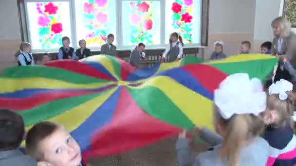 Barn leker i skolans korridorer — Stockvideo